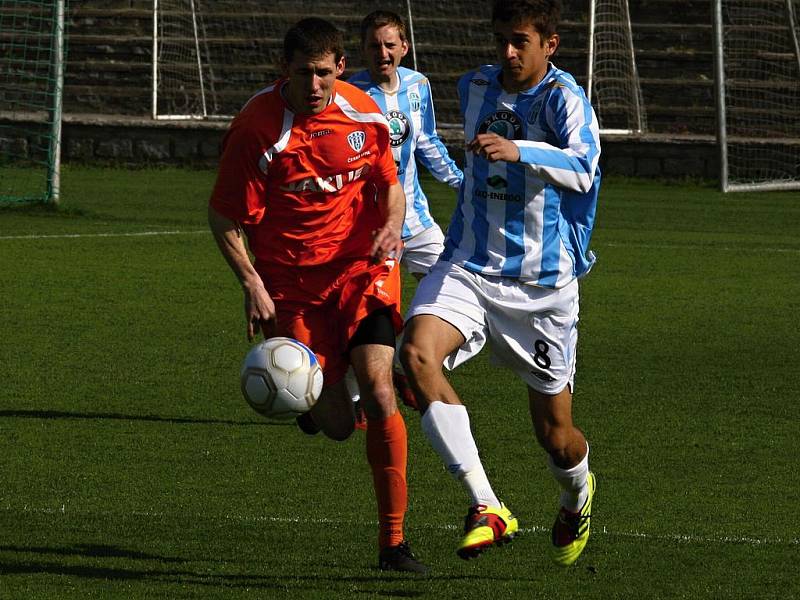 Záloha domácího mladoboleslavského FK (modrobílé dresy) si poradila s Arsenalem Česká Lípa. Hosté od Ploučnice sice vedli, ale  před poločasem  Mladá Boleslav srovnala a v samém závěru utkání třemi góly rozhodla.