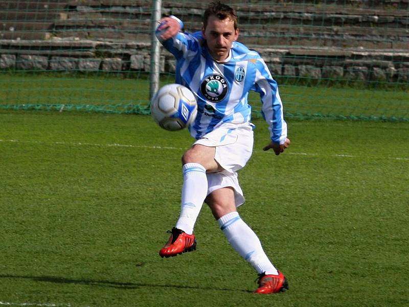 Záloha domácího mladoboleslavského FK (modrobílé dresy) si poradila s Arsenalem Česká Lípa. Hosté od Ploučnice sice vedli, ale  před poločasem  Mladá Boleslav srovnala a v samém závěru utkání třemi góly rozhodla.