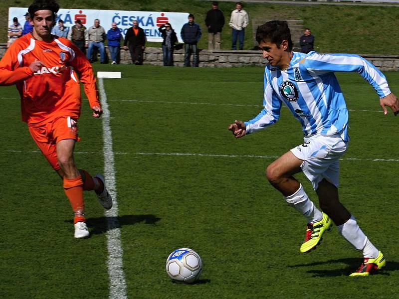 Záloha domácího mladoboleslavského FK (modrobílé dresy) si poradila s Arsenalem Česká Lípa. Hosté od Ploučnice sice vedli, ale  před poločasem  Mladá Boleslav srovnala a v samém závěru utkání třemi góly rozhodla.