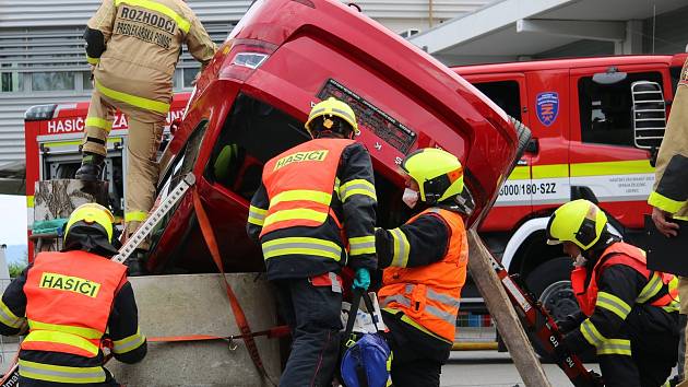 Profesionální hasiči se v Lípě utkali v krajské soutěži ve vyprošťování.