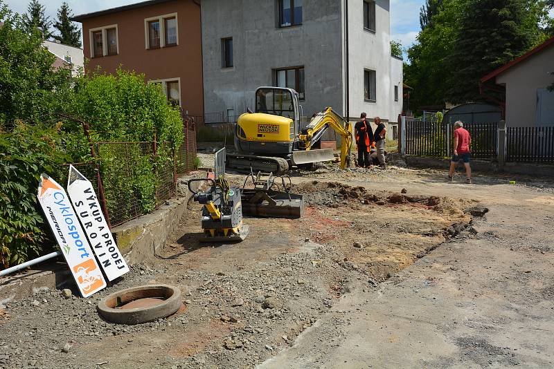 V ulici Pod Špičákem ve Staré Lípě pobíhá generální rekonstrukce chodníků i vozovky, které byly roky v havarijním stavu