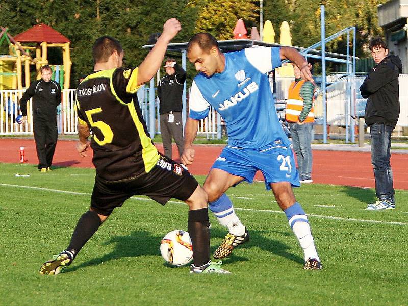 Arsenal Česká Lípa - Košťálov 3:1. Čonka se snaží obejít hostujícího Grafka (v černém).