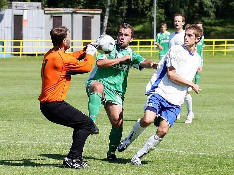 Budský v souboji s obranou hostí.