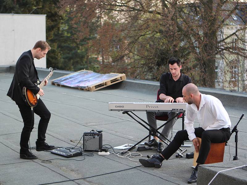 Na oslavu devadesáti let od založení českolipské "lidušky" uspořádala škola velkolepý koncert na střeše své budovy. Netajila přitom inspiraci podobným vystoupením, které v roce 1969 předvedli v Liverpoolu The Beatles.