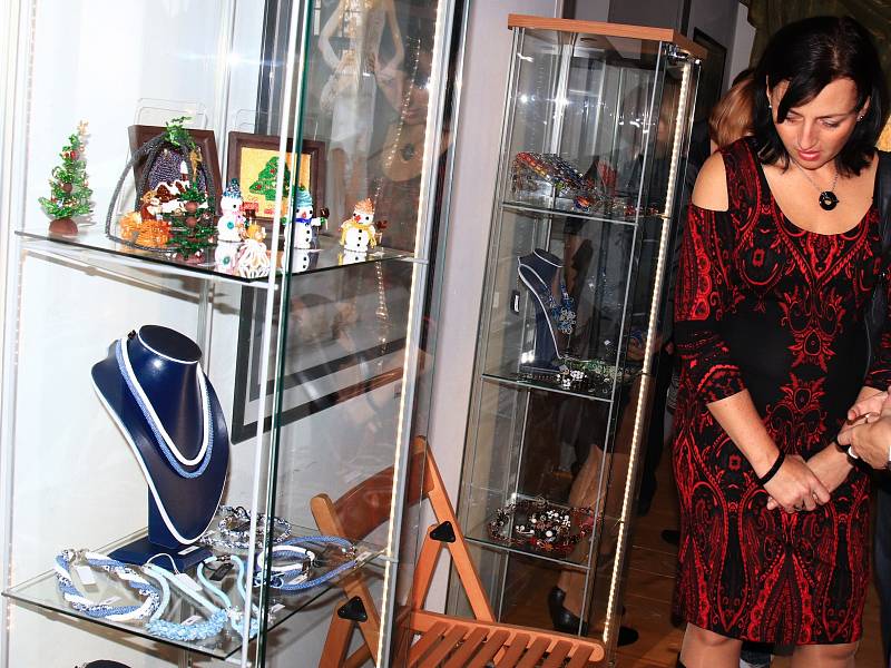 Háčkované kabelky, společenské šaty a bižuterie jsou tématem nové výstavy Perličkový sen, která je k vidění v Městském muzeu v Mimoni. i. 