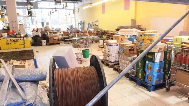 Rekonstrukce prodejních prostor se řetězci supermarketu Billa v České Lípě nevyplatila. Kvůli hrozící kontaminaci potravin tam zasáhla inspekce a nařídila uzavřít některé prostory. 