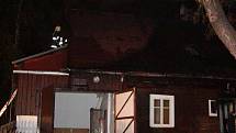 Rodinný dům ve Svoru začal hořet 8. května 2008. Výsledkem byla dvoumilionová škoda.