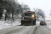 První nadílka sněhu každoročně způsobuje potíže především řidičům kamionů na Šébru ve směru od Svoru na Rumburk.