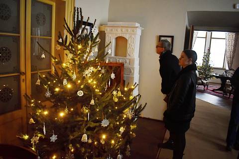 Zákupský zámek připravil pro návštěvníky prohlídky vánočně nazdobenými pokoji.