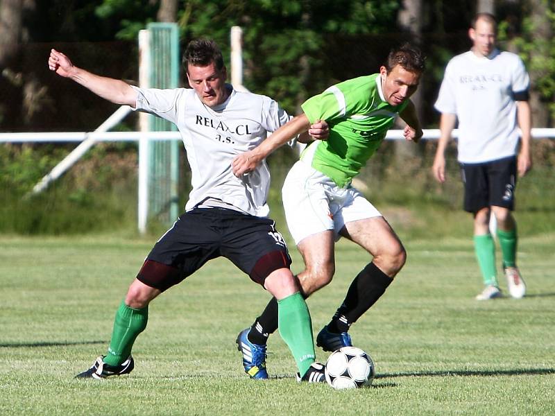 Doksy B/Jestřebí - VTJ Rapid B 2:3. Domácí Kolařík (vlevo) v souboji s Novákem.