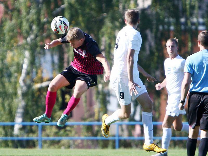 Frýdlant - Česká Lípa 3:1. Českolipský Valta (vlevo) v hlavičkovém souboji s Coufalem.