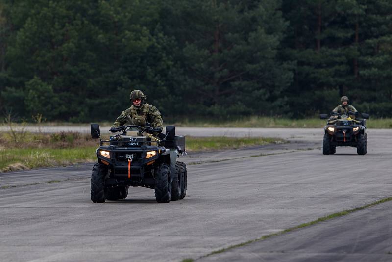 Zhruba 300 českých a amerických vojáků nacvičovalo  28. dubna dobytí letiště Hradčany ve vojenském prostoru Ralsko na Českolipsku v rámci dvoudenního cvičení Saber Junction 2017. Cílem cvičení bylo natrénovat postupy i spolupráci s americkými jednotkami.