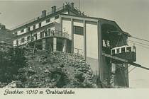 Pohlednice Ještědu a lanovky, kterou vyrobila českolipská vagonka v roce 1933.