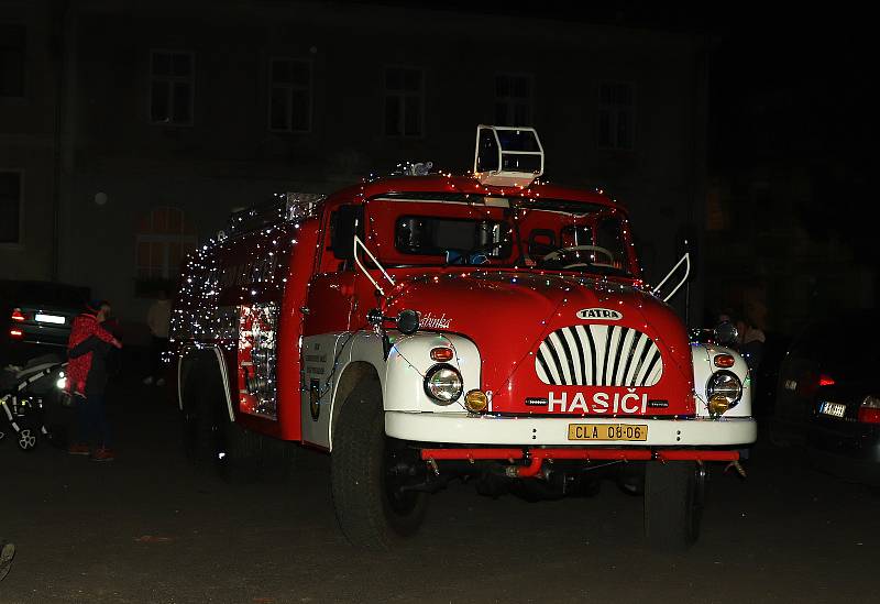 Ve Stráži pod Ralskem rozsvítili vánoční strom