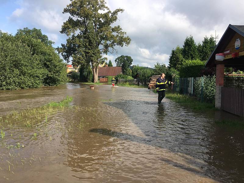 Povodně zaměstnaly i dobrovolné hasiče v Zákupech.