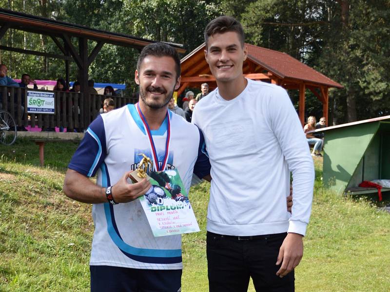 Šestého ročníku fotbalového turnaje v Oknech se zúčastnila desítka mužstev. Závěrečného ceremoniálu se zhostil fotbalový reprezentant Patrik Schick.