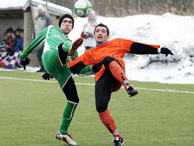 Kazan v souboji s obráncem soupeře.