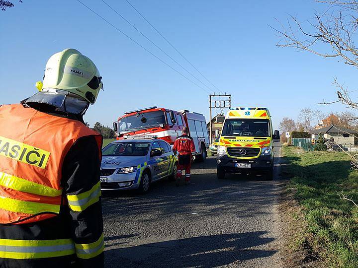 Lidský život si vyžádala páteční dopolední dopravní nehoda mezi Mimoní a Hvězdovem, kde auto vyjelo mimo silnici a jeho 60letý řidič zemřel.