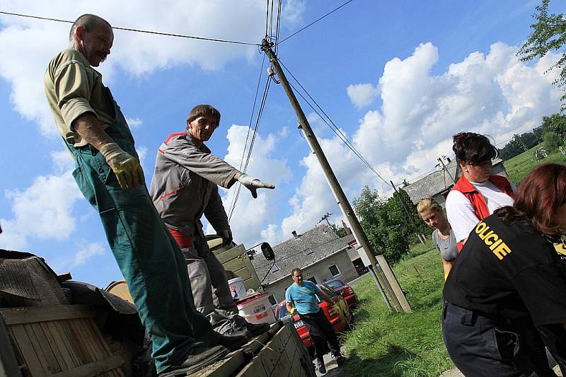 Jednou z nejhůře postižených obcí jsou Pertoltice pod Ralskem. Povodeň ušetřila jen pár domů, co stojí na kopci.