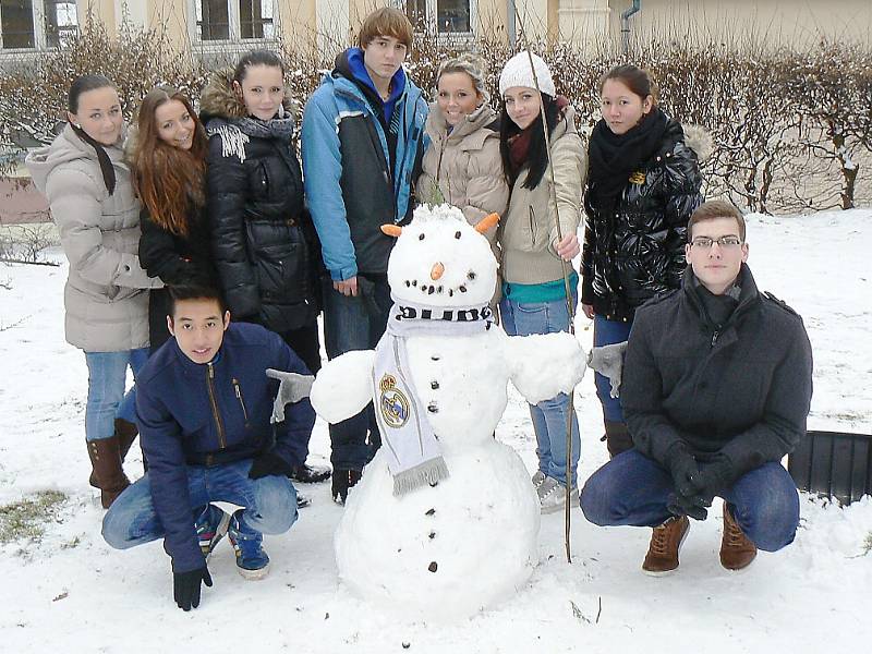 Několik sněhuláků vyrostlo u Obchodní akademie v České Lípě.