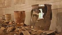 Nejčastějšími nálezy při archeologickém výzkumu jsou fragmenty keramických nádob. Výjimečně je možné rekonstruovat z nich celý tvar nádoby.