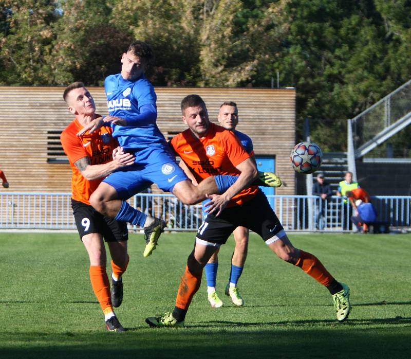 Fotbalová divize: Louny (oranžové dresy) - Česká Lípa 1:6.