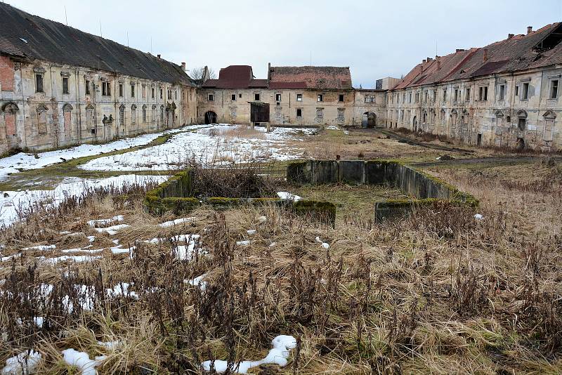 Díky vstřícnosti kastelána Vladimíra Tregla můžeme ukázat jak aktuálně vypadá nepřístupný komplex unikátního dvora ze 17. století, který byl součástí zámku v Zákupech a od konce monarchie neuvěřitelně zchátral. Právě nyní začíná jeho oprava, u jižního kří