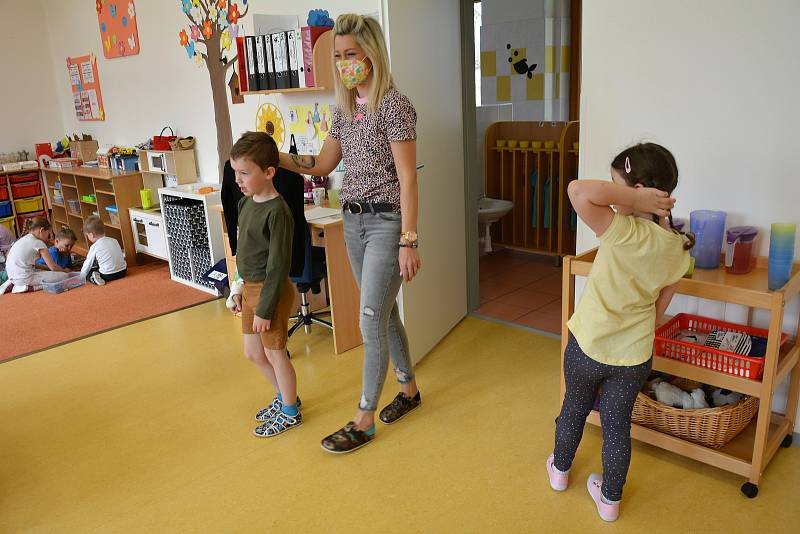 Natěšené děti se dnes vracely do mateřských školek i v České Lípě. Po dvou měsících se školky vrátily do běžného režimu. Uvolnění vládních opatření proto uvítali i jejich rodiče.