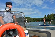 Policisté z obvodního oddělení v Doksech během prázdninové sezóny brázdí i hladinu Máchova jezera