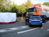 Hasiči spolu s dalšími složkami Integrovaného záchranného systému zasahují od ranních hodin u dopravní nehody na silnici I/38 u Doks, kde se krátce před sedmou hodinou čelně srazil osobní vůz Škoda Rapid s nákladním.