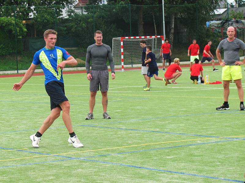 Čtrnácté Euro Hry Doksy si k Máchovu jezeru přijely stovky účastníků i letos především užít. Za dva dny zvládly týmy šestnáct sportovních disciplín.