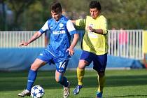 Arsenal Česká Lípa - FK Pěnčín-Turnov B 0:2 (0:0). Mígl v souboji s hostujícím Hurtem (ve žlutém).