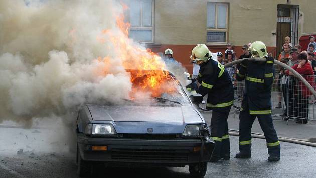 Jako náhradní program místo ukázek policejních psovodů začali hasiči soutěžit v rychlosti uhašení zapáleného automobilu. 