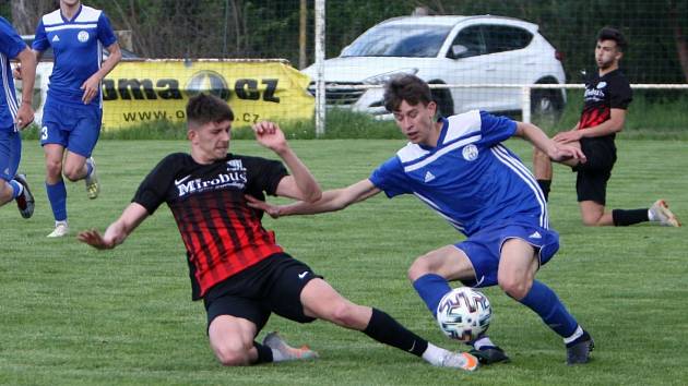 Fotbalisté České Lípy (modré dresy) prohráli ve Velvarech vysoko 0:5.