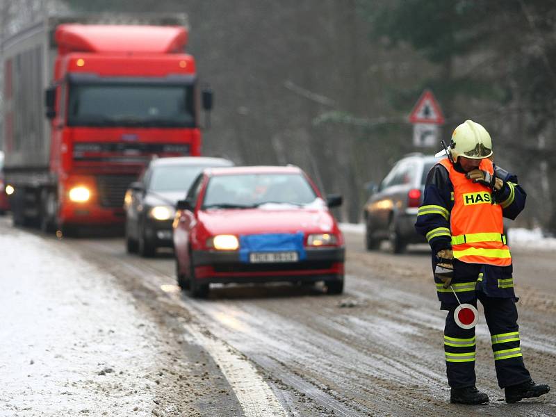 Anděl strážný se zapotil v pondělí u Obory. Řidič linkového autobusu tu narazil do dvou nákladních aut. Dvě školačky a muž střet odnesli naštěstí jen lehkým zraněním.