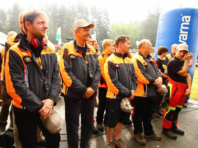 Domácí závodníci dominovali víkendovému šampionátu v práci s motorovou pilou, který proběhl v rámci Lesnického dne v areálu Sklená huť v Ralsku. 