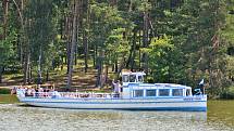 Z paluby parníku je Máchovo jezero nejkrásnější, říkají turisté i lodníci.
