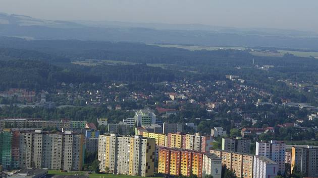 Pohled na sídliště i celé město z rozhledny Špičák.