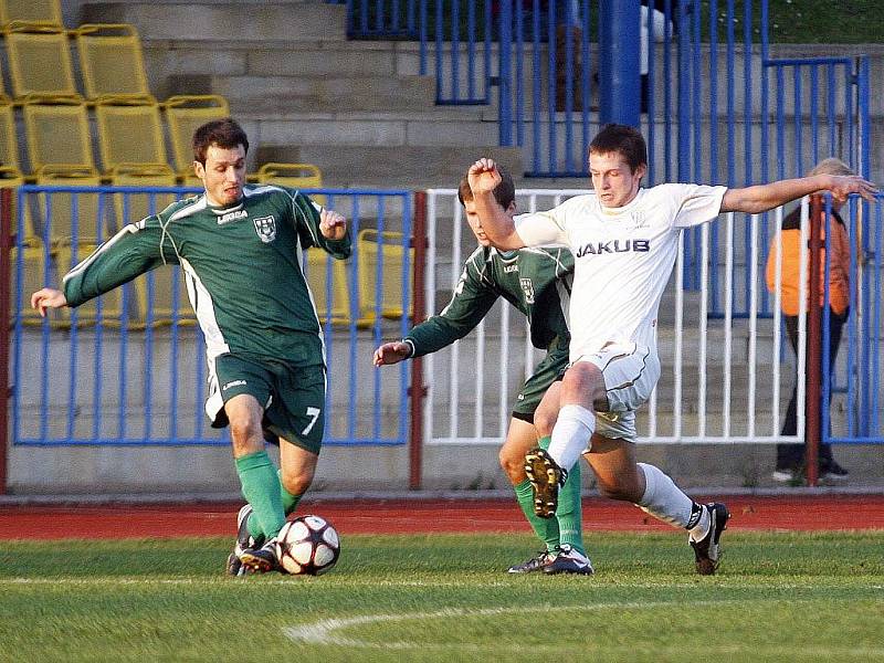 Vedoucí tým tabulky KP, Nový Bor (zelené dresy), podlehl rezervě Arsenalu. Vodrážka se snaží zablokovat přihrávku Půlpána.