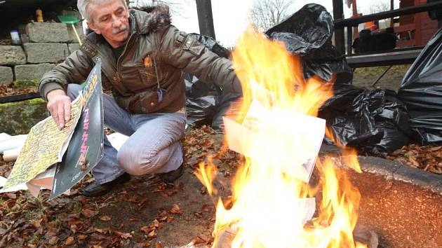 Osm plných pytlů. Tolik dokumentů nastřádal během osmnáctiletého pátrání po štěchovickém pokladu jeho nejznámější český hledač Josef Mužík. Do  hledání investoval 14 milionů. Dokumenty v sobotu skončily v plamenech.