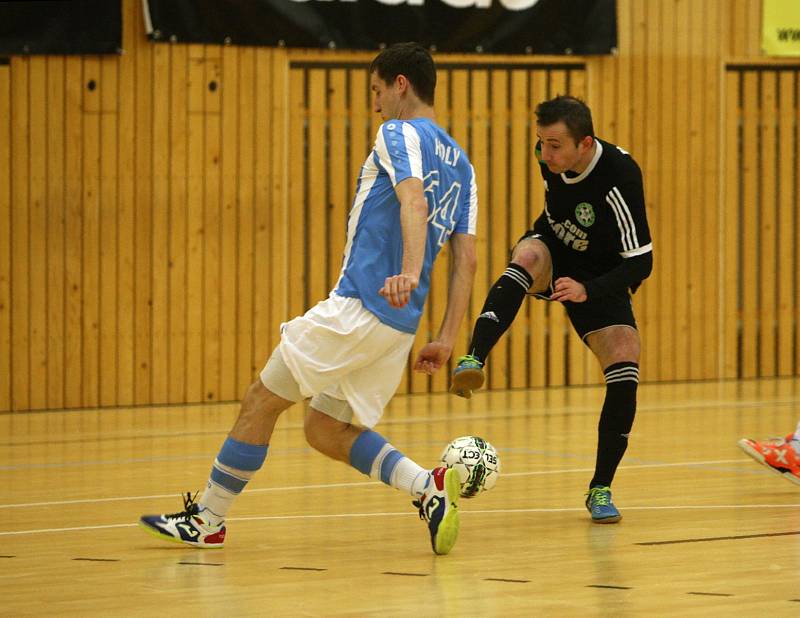 Česká Lípa (tmavé dresy) zakončila sezonu ve VARTA futsal lize porážkou od Plzně v poměru 2:8.