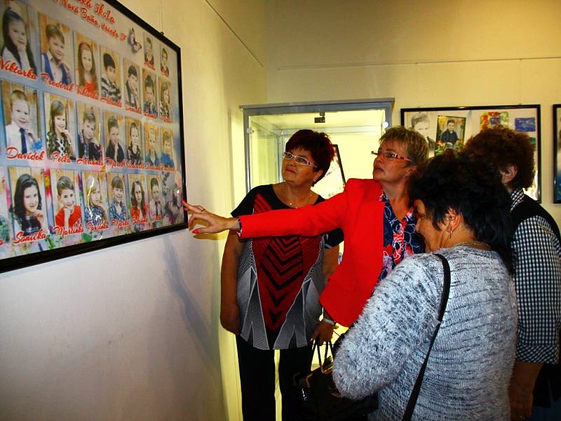 Výstavu „Čo tie naše rúčky dokážu“ zahájila v mimoňském Městském muzeu sama autorka Alica Bindová. 