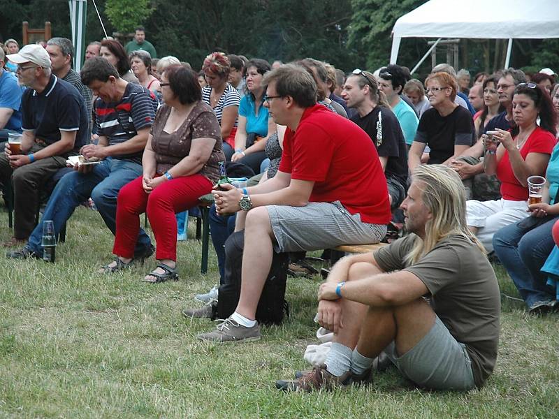 Folkový festival Svojkovská zahrada.