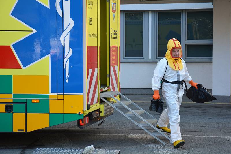 Velkokapacitní sanitka Zdravotnické záchranné služby hlavního města Prahy zvaná Fénix si přijela pro pět covid pozitivních pacientů do českolipské nemocnice