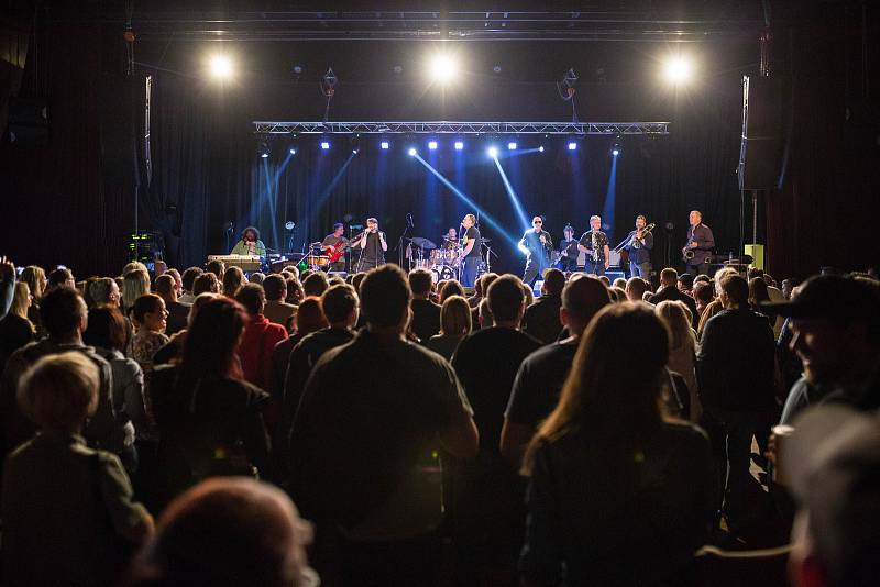 Českolipský Kulturní dům Crystal hostil koncert funkové legendy české hudební scény kapely J.A.R.