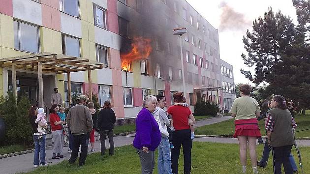 Požár začal v jednom z bytů. 