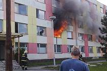 Požár začal v jednom z bytů. 