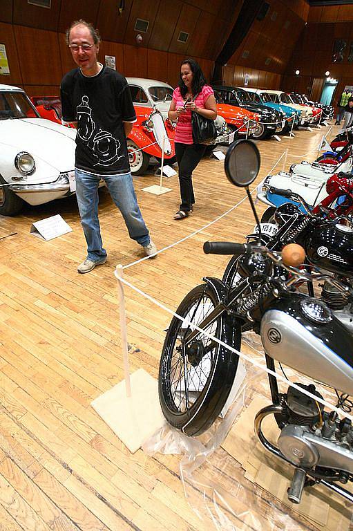 Uvnitř kulturního domu Crystal probíhá výstava historických automobilů a motocyklů, která potrvá do sobotních osmnácti hodin. 