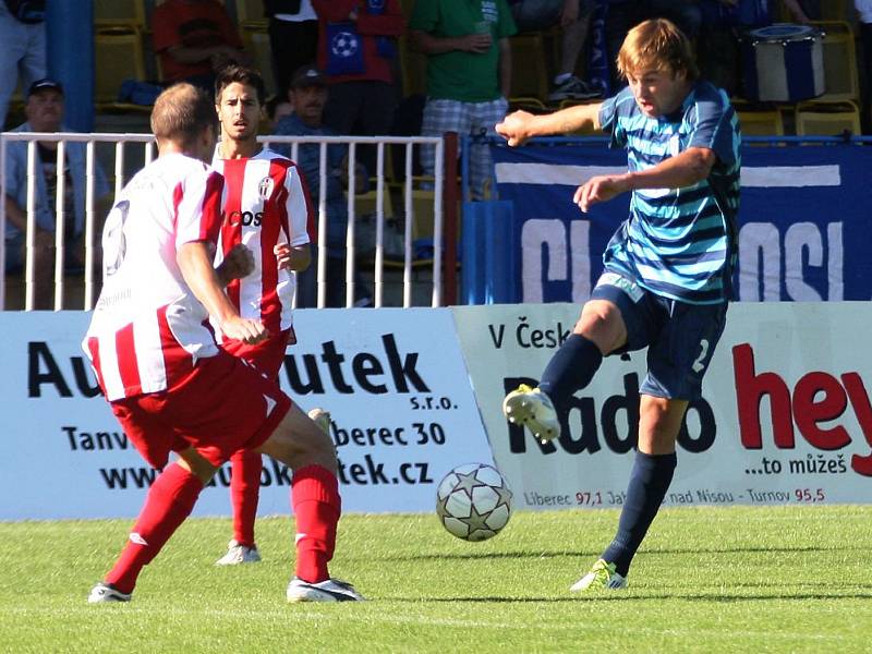 Arsenal Česká Lípa - Hlavice 1:0. Na snímku se Bína (Arsenal) snaží prostřelit Klímu se Studíkem.