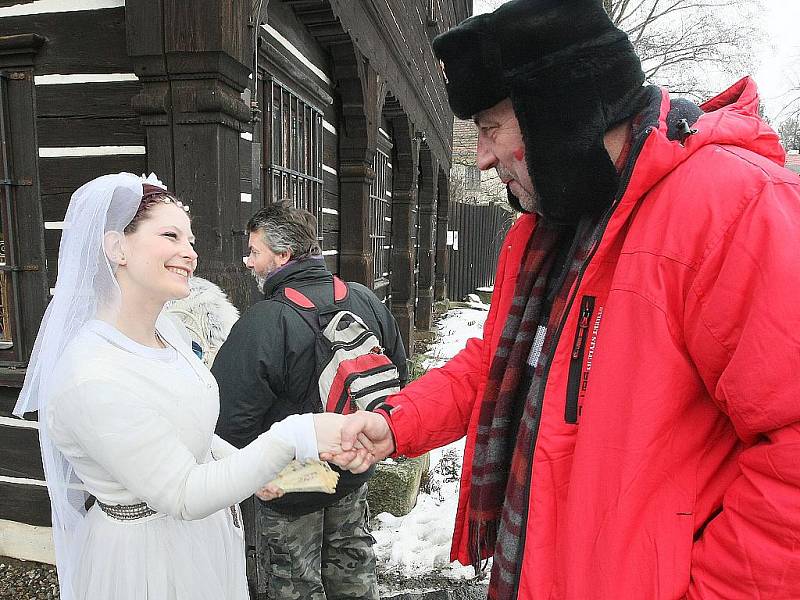 Řemeslný jarmark a pestrou přehlídku masek nabídl letošní Masopust na rychtě v Kravařích. 